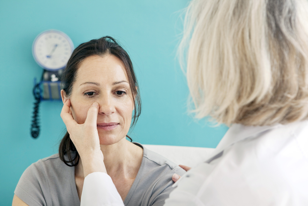 woman-being-evaluated-by surgeon