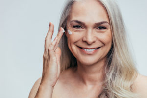 older-woman-moisturizer