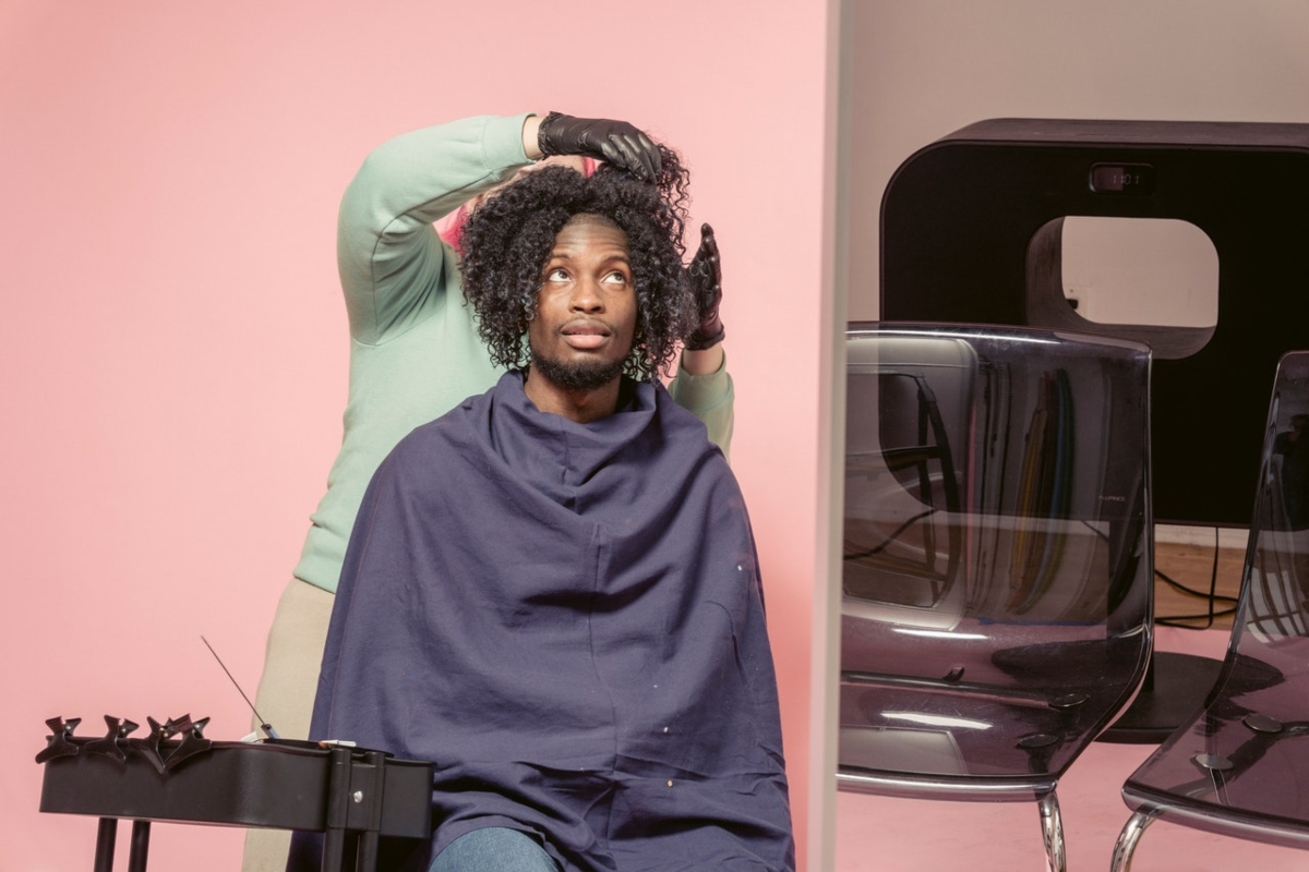 man getting his hair done