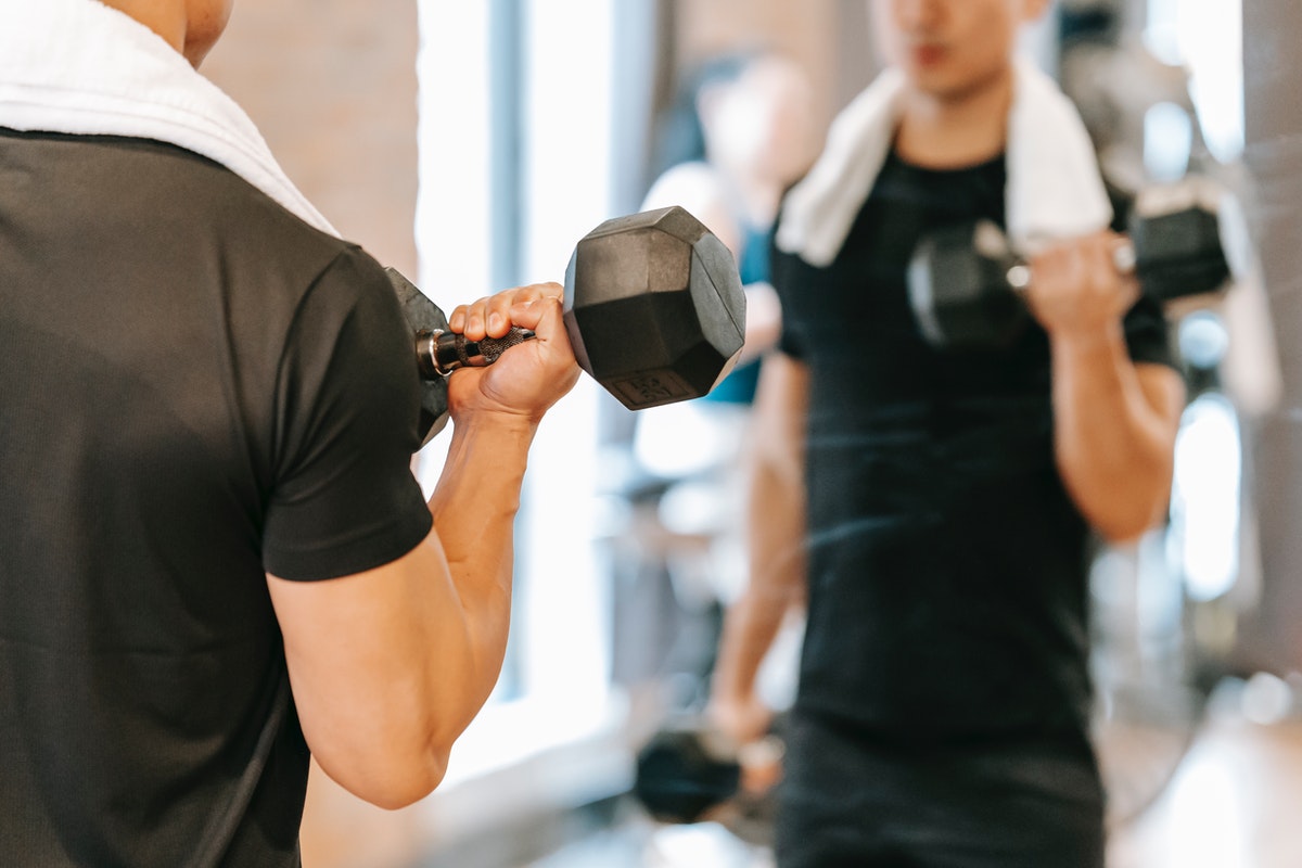 man-doing-bicep-curls