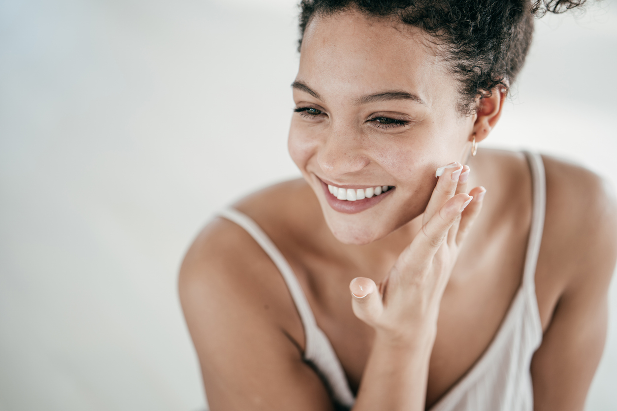 woman-applying-spf
